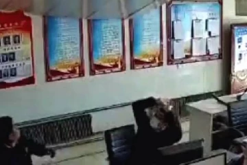 ஊழியர்களின் தலைமீது விழுந்த மேற்கூரை: உறைய வைக்கும் காணொளி!