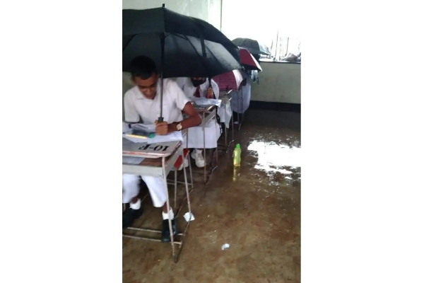 குடைபிடித்து பரீட்சை எழுதிய மாணவர்கள் -கல்வியமைச்சு வெளியிட்ட அறிவிப்பு | Inquiry After Students O L Exam In Flooded