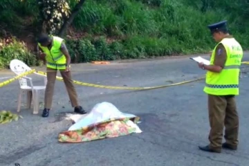 வீதி விபத்தில் சிக்கி சம்பவ இடத்திலேயே பலியான மூதாட்டி (Photos)