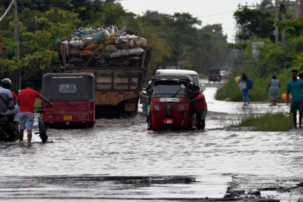சிறைக் கைதிகளுடன் வெள்ளத்தில் சிக்கிய பேருந்து | Bus With Prisoners Trapped In Flood