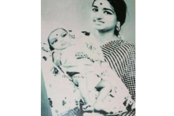 இந்த புகைப்படத்தில் இருக்கும் பிரபலம் யார் தெரியுமா.. உள்ளே பாருங்க | Popular Celebrity Childhood Pic Gone Viral On Net