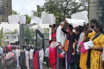 வவுனியா பிரதேச செயலகத்தினை முற்றுகையிட்டு பொதுமக்கள் ஆர்ப்பாட்டம்(படங்கள்)