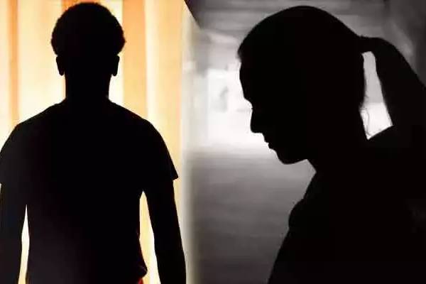 பஸ் ஸ்டாண்ட்னு கூட பாக்கல.. மாமியார் கையை பிடித்து இழுத்து மருமகன் செய்த செயல்! | Son In Law Bit His Mother In Laws Finger Nellai