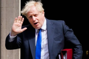 நாடு திரும்பிய போரிஸ் ஜோன்சன்! விமானத்தில் கடும் எதிர்ப்பு