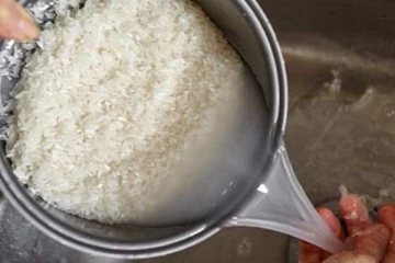 தமிழர்களே இனி இந்த பிழையை மட்டும் செய்யாதீர்கள்.... தூக்கி வீசும் அரிசி கழுவிய நீரின் அதிசய பலன்கள்