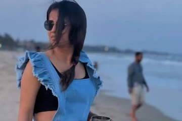 பீச்சில் மாடர்ன் உடையில் ஹாயாக காத்து வாங்கும் தொகுப்பாளினி அஞ்சனா