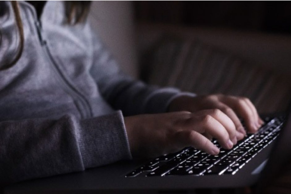 இணைய வழியிலான தகாத தொழில் குறித்து பொலிஸார் எச்சரிக்கை | Online Sex Trade Intensifies Srilanka