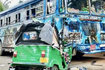 முச்சக்கரவண்டியை சுக்குநூறாக்கிய பேருந்து; சாரதி படுகாயம்