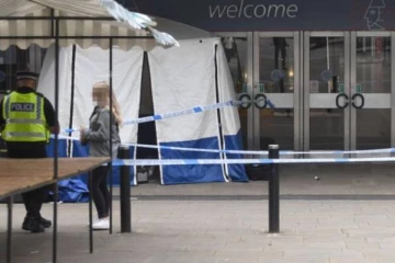 பிரித்தானியாவில் வணிக வளாகத்தில் இடம்பெற்ற கொடூரம்: அதிர்ச்சிக்குள்ளான பொதுமக்கள்.!