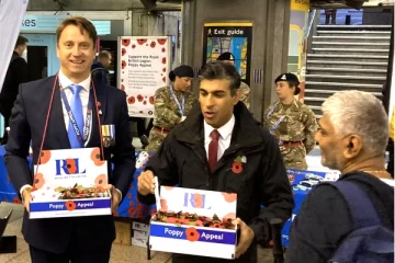 லண்டன் சுரங்க ரயில் நிலையத்தில் பொதுமக்களுக்கு அதிர்ச்சி கொடுத்த பிரதமர் ரிஷி சுனக்!