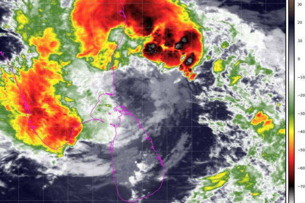 டிட்வா புயல் இன்னும் கரையைக் கடக்கவில்லை; மீனவர்கள் கடலுக்கு செல்ல வேண்டாம் | Cyclone Ditwah Has Not Made Landfall