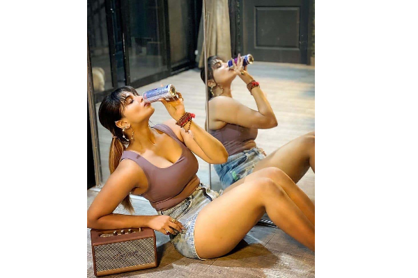 குட்டை ட்ரவுசரில் தொடை அழகை காட்டிய ஷிவானி! இவ்வளவு கவர்ச்சியாவா ஆடை அணிவீங்க? எழும் கேள்வி | Actress Shivani Narayanan Leg Showing Hot Photo