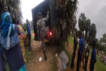 யாழில் தடைசெய்யப்பட்ட வலைகளை பறிமுதல் செய்த கடற்படையினர்