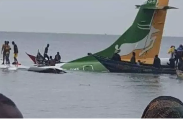 திக்..திக்.. ஏரியில் விழுந்த விமானம் - தண்னீரில் மூழ்கிய பயணிகள்! | Tanzania Plane Crashes Into Lake Victoria