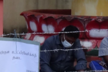 தொடர் போராட்டத்தில் ஊழியர்கள்- முட்கம்பியால் அடைக்கப்பட்ட பொங்கு தமிழ் தூபி!
