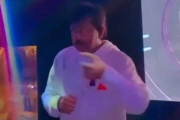 கைது செய்ய வந்த போலிஸுக்கே சரக்கு ஊற்றிக் கொடுத்த இயக்குநர்!! சர்ச்சையான சம்பவம்..