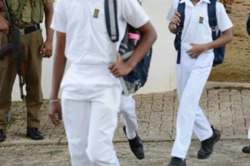 பாடசாலை மாணவனை சரமாரியாக தாக்கிய பொலிஸ் அதிகாரிகள்!