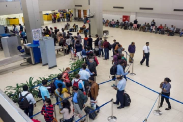 கட்டுநாயக்காவில் அதிகாலைவேளை தரையிறங்கிய ஆண், மற்றும் பெண் கைது