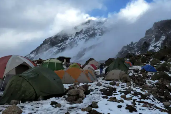 கிளிமஞ்சாரோ மலையில் ஹெலிகொப்டர் விபத்து:5 பேர் பலி | Tansaniya Heli Accident 5Killed