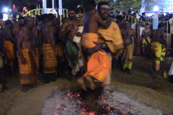 திரெளபதி அம்மன் ஆலயத்தில் தீ மிதிப்பு விழா; பக்தர்கள் பரவசம் | Fire Trampling Draupadi Amman Temple In Puttalam