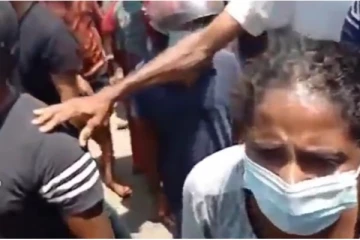 காவல்துறையின் தடைகளை உடைத்துக் கொண்டு மகிந்தவின் இல்லத்திற்குள் நுழையும் போராட்டக்காரர்கள் (காணொலி)