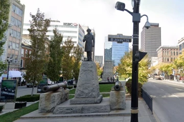 கனடாவின் முதல் பிரதமரின் சிலையை கவிழ்த்து சேதப்படுத்திய மக்கள்