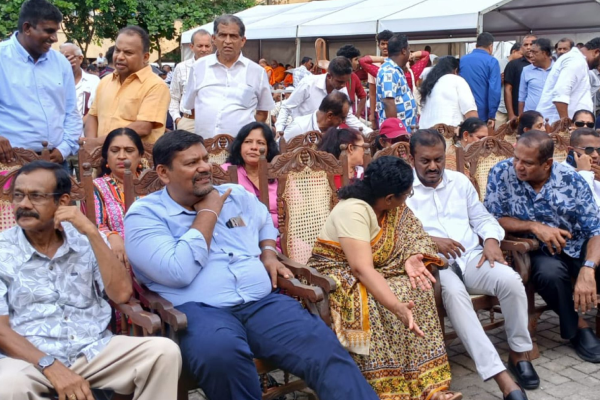 பேரணியில் இருக்கை இல்லாமல் தடுமாறிய எதிர்க்கட்சியின் முக்கிய புள்ளி! | Thalatha Athukorala Stuck Without A Seat