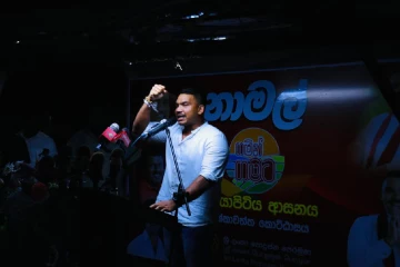 රටේ ජනාධිපතිවරයා කියන්නෙ බොරු..ආණ්ඩුව ගන්න තීරණ පිටිපස්සේ ඉන්නේ ලොක්කෝ ගැන නාමල් හෙළි කරයි [PHOTOS]