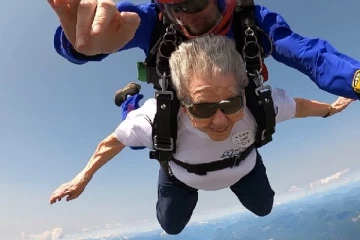 கனடாவில் 99ம் பிறந்த நாளை விமானத்திலிருந்து குதித்து கொண்டாடிய மூதாட்டி