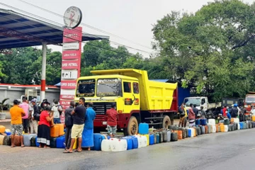 இலங்கையில் அவல நிலை; வரிசைக்கு வந்த கான்கள்;  இரண்டு, மூன்று நாட்களாக காத்திருக்கும் மக்கள்!