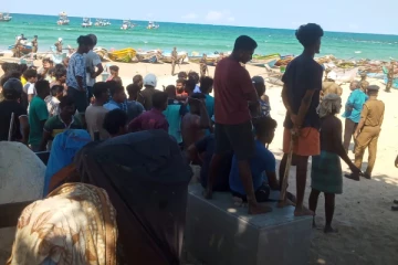 தமிழ் - சிங்கள தரப்புக்கிடையில் பாரிய மோதல்! அறுவர் படுகாயம் : திருகோணமலையில் பதற்றம் (Video)