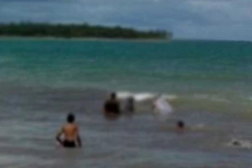 සිසුන් හය දෙනෙක් මුහුදු රළ පහරට ගසාගෙන යයි..!