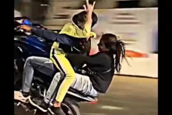 நடுரோட்டில் இளம்பெண்களுடன் பைக்கில் வீலிங் செய்த இளைஞன் - திடுக்கிடும் வீடியோ | Man Dangerous Stunt With 2 Women On Bike Mumbai