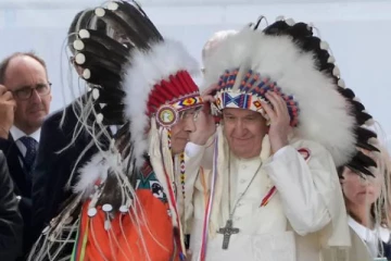 கனடாவில் போப் ஆண்டவருக்கு கிரீடம் சூட்டிய பழங்கடி மக்கள்