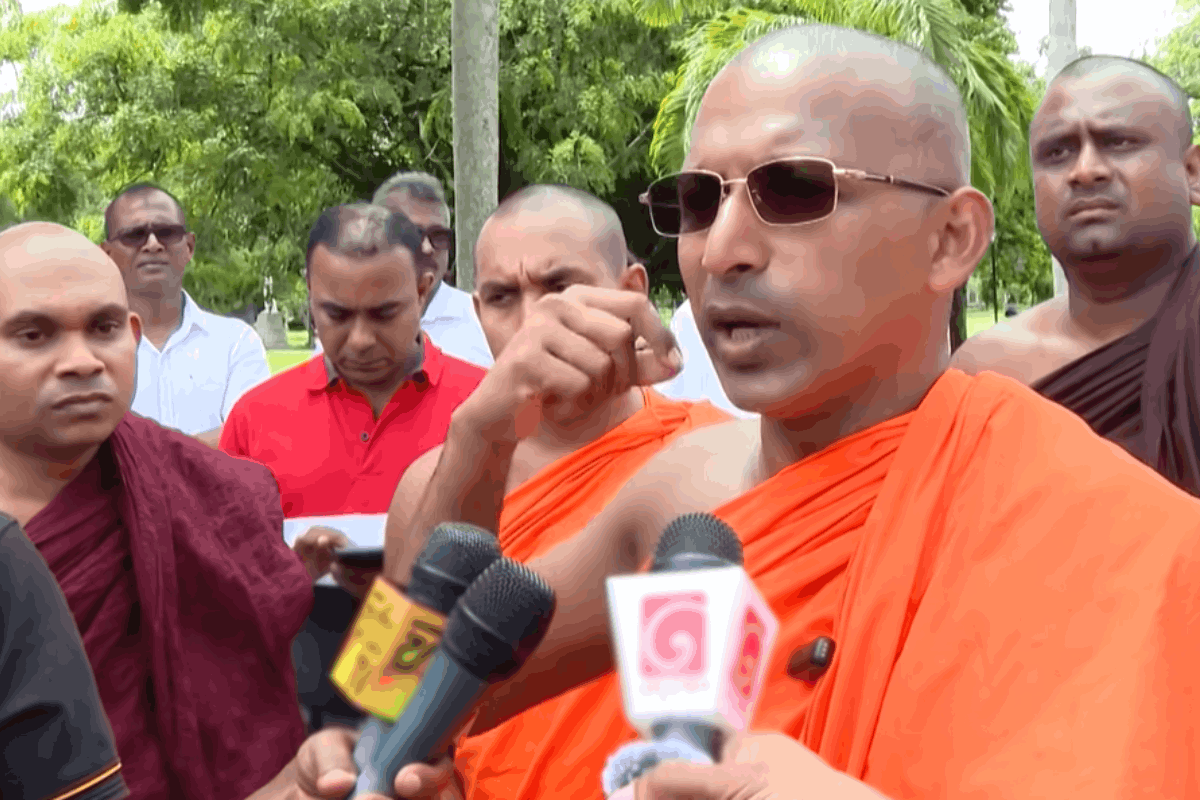 ஞானசார தேரருக்காக நேற்றிரவு நடத்தப்பட்ட விசேட பூஜை | Gnanasara Thero Viharamahadevi Park Protest ஞானசார தேரருக்காக நேற்றிரவு நடத்தப்பட்ட விசேட பூஜை | Gnanasara Thero Viharamahadevi Park Protest