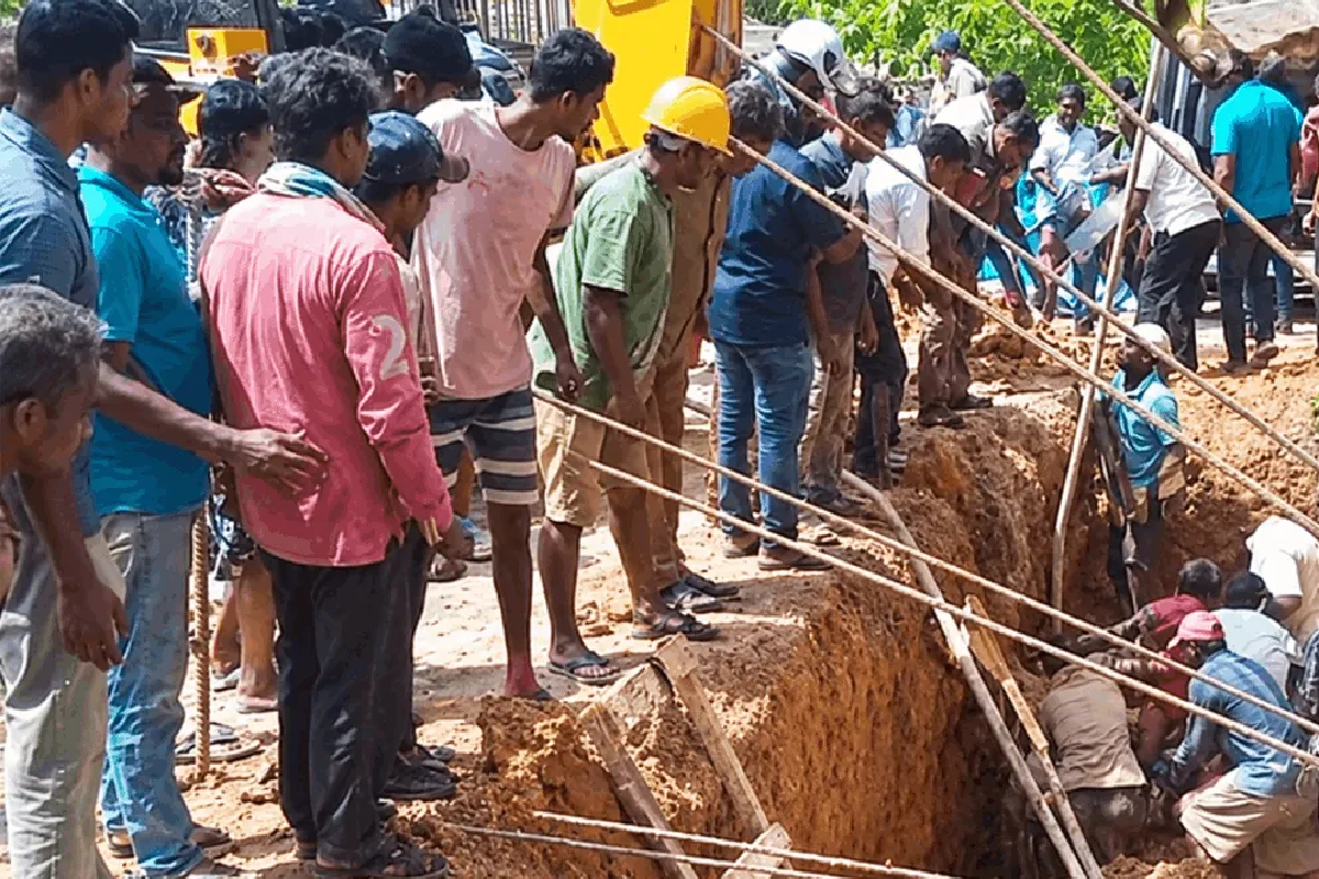 அம்பலாங்கொடையில் மண்மேடு சரிந்து விபத்து | Mound Of Earth Collapses In Ambalangoda