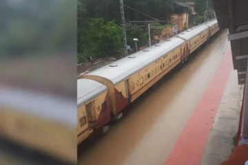 மழை - வெள்ளம்: ஸ்ரீவைகுண்டத்தில் நிறுத்தப்பட்ட ரயில் - சிக்கி தவிக்கும் 1000 பயணிகள்!