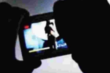 14 வயது பாடசாலை மாணவிக்கு ஆபாச படங்களை அனுப்பிய ஆசிரியர்!