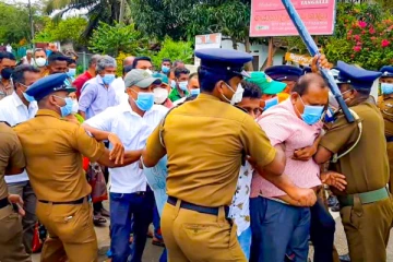 காவல்துறையினரால் தடுத்து நிறுத்தப்பட்ட போராட்டக்காரர்கள்- பதற்றமான நிலையில் தென்னிலங்கை!