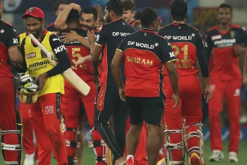 சிக்ஸ் அடித்து கடைசி பந்தில் த்ரில் வெற்றி - டெல்லிக்கு தோல்வியை பரிசளித்த பெங்களூரு