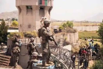 காபூல் விமான நிலையத்தில் தீவிரமடைந்த அசாதாரண நிலை - பரஸ்பர துப்பாக்கிச்சூடு: ஆப்கானிஸ்தான் வீரர் பலி