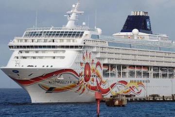 பனிப்பாறையில் மோதிய அதிசொகுசு கப்பல்; பயணிகளின் நிலை என்ன