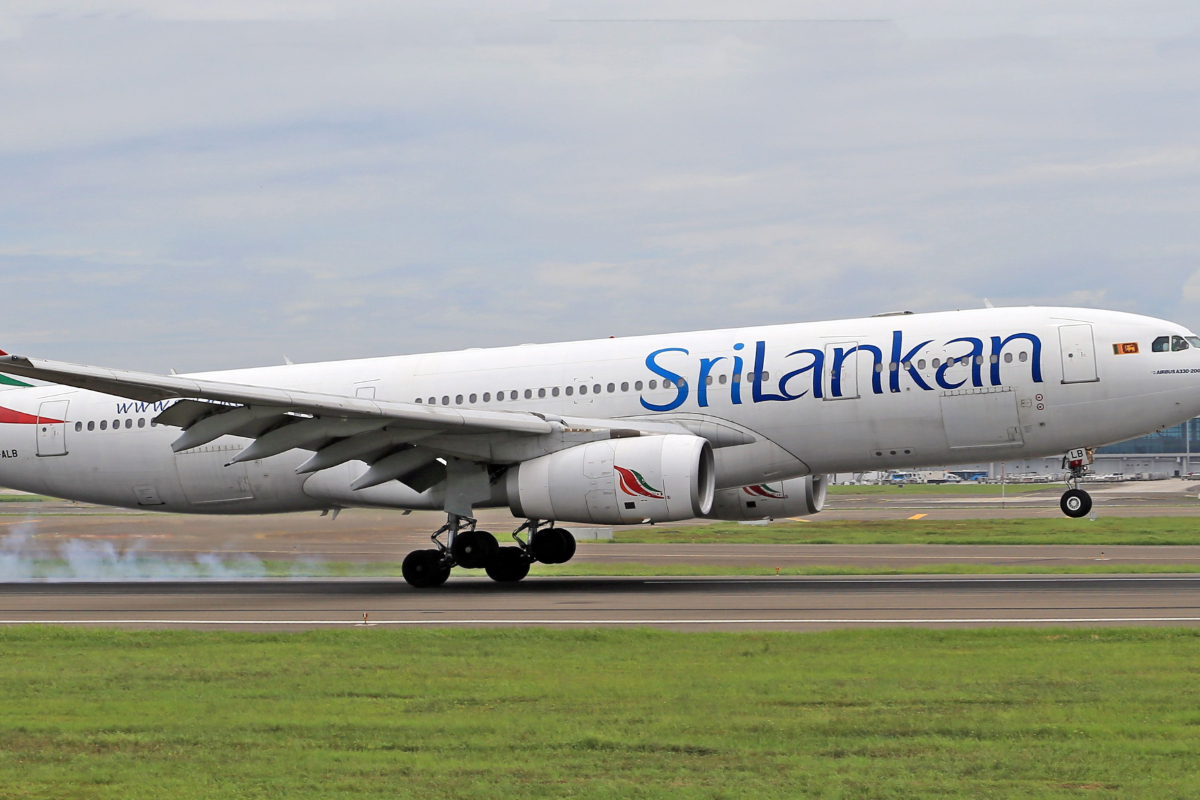 வெளிநாட்டில் உள்ள விமான நிலையத்தில் சிக்கிய முதியவருக்கு இலங்கையர்கள் செய்த உதவி | Sri Lankan S Humanity In Foreign Country