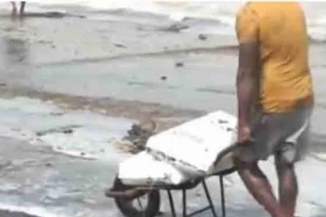 தனிமைப்படுத்தல் சட்டங்களை மீறி கப்பலிலிருந்து வெளியான பொருட்கள் சேகரித்த மக்கள்