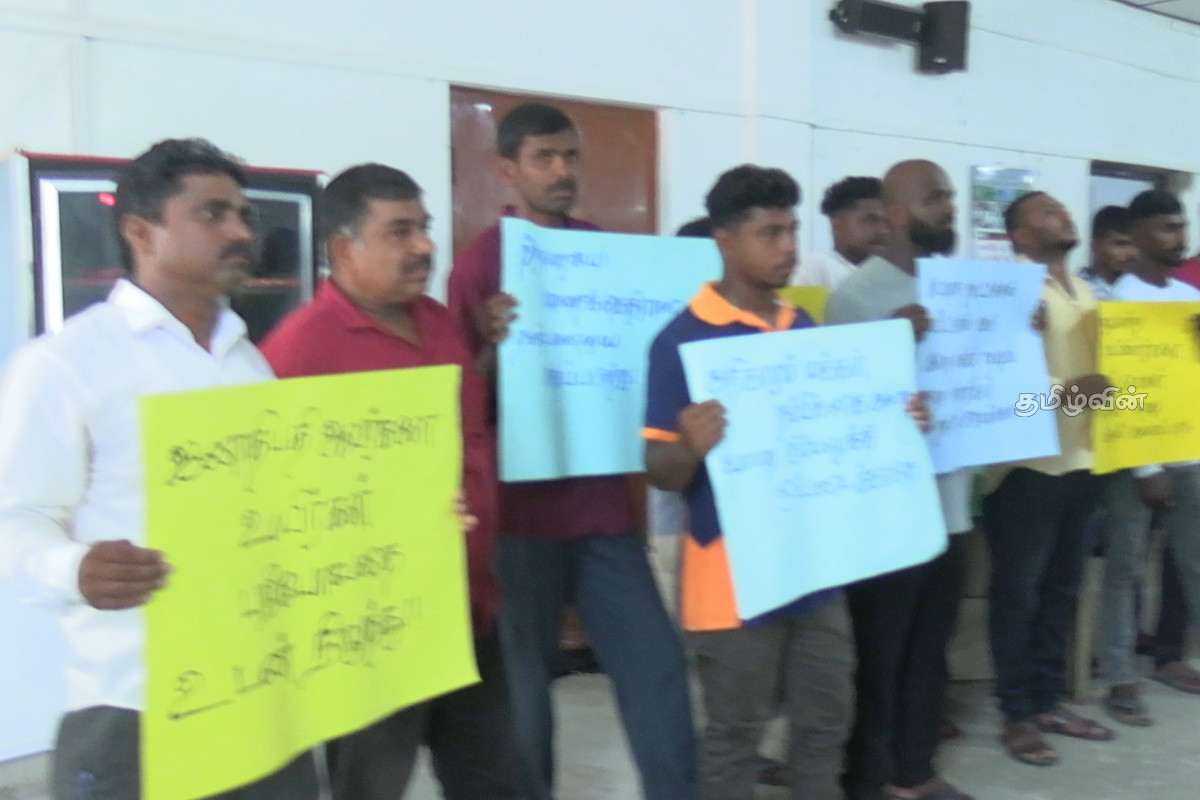 சட்டவிரோத மதுபானத்தினை ஒழிக்குமாறு வலியுறுத்தி மட்டக்களப்பில் போராட்டம் | Protest In Batticaloa Demanding Illegal Liquor சட்டவிரோத மதுபானத்தினை ஒழிக்குமாறு வலியுறுத்தி மட்டக்களப்பில் போராட்டம் | Protest In Batticaloa Demanding Illegal Liquor