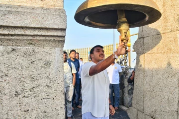 නාමල් නඩයක් එක්ක ශ්‍රීපාදය වදින්න යයි