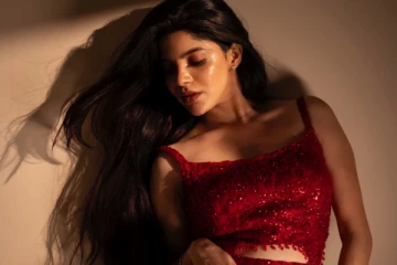 ரெட் ஹாட் உடையில் நடிகை திவ்யபாரதி.. கவர்ச்சி புகைப்படங்கள்