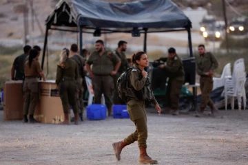 தீவிரமடையும் இஸ்ரேல்-பாலஸ்தீன மோதல்: நிர்வாணமாக ஊர்வலம் தூக்கி செல்லப்பட்ட பெண் ராணுவ வீரர்