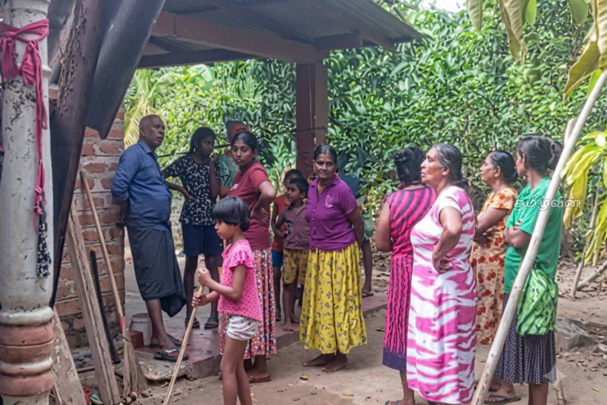 மின்னல் தாக்கி வீடு தீக்கிரை- வீட்டிலுள்ள பொருட்கள் அனைத்தும் எரிந்து நாசம் | Lightning Strikes House Sets It On Fire மின்னல் தாக்கி வீடு தீக்கிரை- வீட்டிலுள்ள பொருட்கள் அனைத்தும் எரிந்து நாசம் | Lightning Strikes House Sets It On Fire