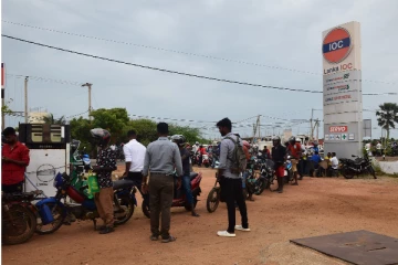 மன்னாரில் எரிபொருள் அட்டை ஊடாக எரிபொருள் விநியோகம்(Photo)